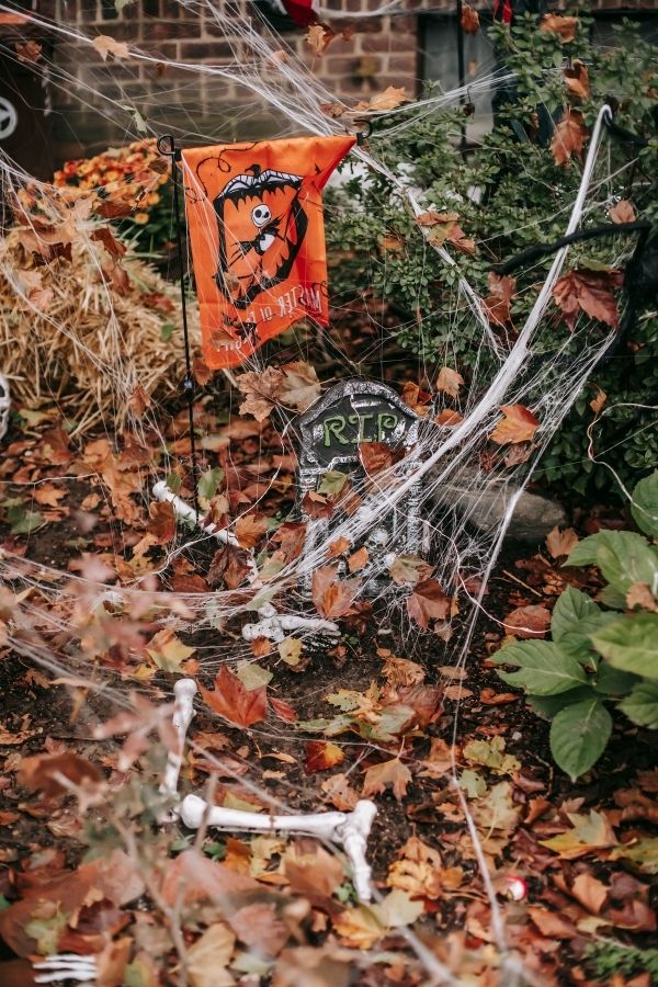 How to Decorate Yard for Halloween